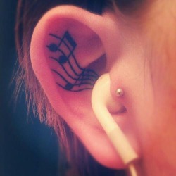 music in my ear on We Heart It - http://weheartit.com/entry/50530425/via/LaraCoiimbra