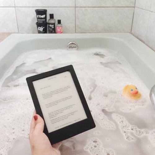 aseriesofserendipity:  Reading in the bathtube with my cute duck and my kobo h2O How awesome is that