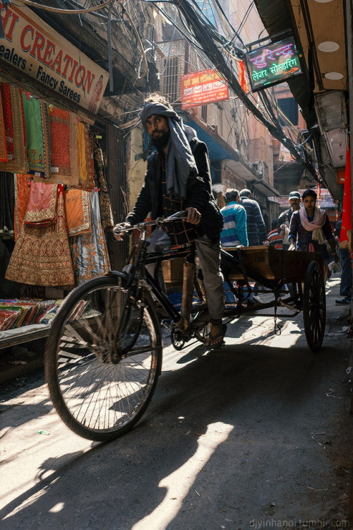 Même si on ne nous laisse qu'une ruelle exiguë à arpenter, au-dessus d'elle il y a