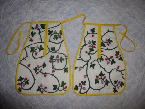 vincents-crows:Finally did a blog post about the embroidered strawberry pockets! They sat around mos