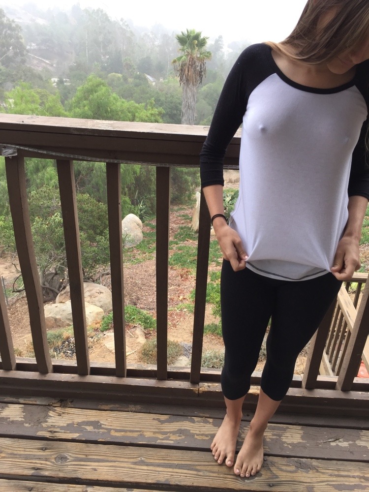 xotellyourfriends:  So cold out 🌸💋