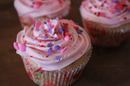 allthingsgirlyy:i made cute little Valentine’s Day cupcakes! <3