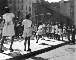 harlemcollective:  Summer in Harlem, 1946.Photo: