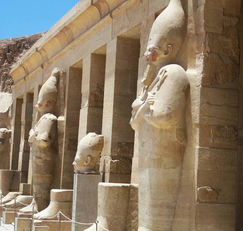 anubis-lon:  Templo de Hatshepsut en Deir el-bahari (en Temple of Queen Hatshepsut)
