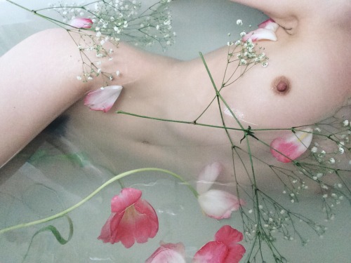 brookelynne:  tulips & baby’s breath | self-portrait •✧{ find more here }✧• 