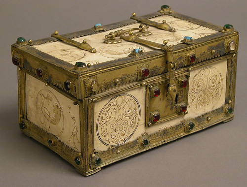 heaveninawildflower:Casket with Painted Roundels (Italy, late 12th–early 13th century).Ivory, painte