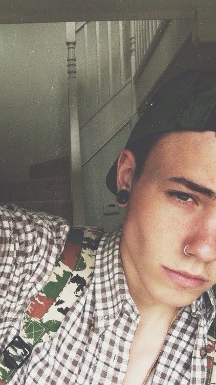 cuteboys-hotguys:  in love with da jawline