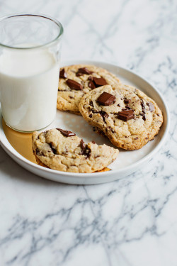 fullcravings:  Basic Chocolate Chip Cookies