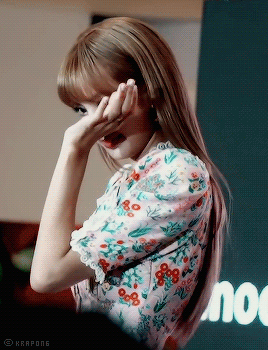 sefuns:Lisa crying with happiness during the fan-project prepared for her by Thai-Blinks; singing &l