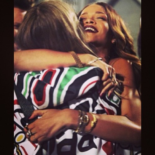 iamcaradelevingne:This is what a proper good hug should look like! So sad I can’t be there tonight! 