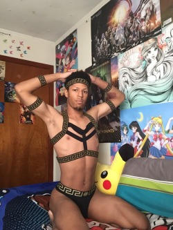 prettymind-silkthoughts:  My harness doesn’t fit quite yet but it will, that’s what chest days are for