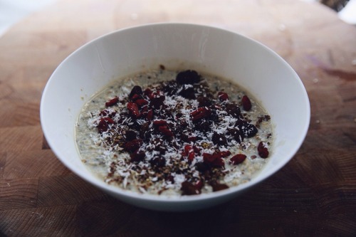 inafew: Oats cooked in almond milk with chia and a shot of wheatgrass & maple syrup. Toppings : 