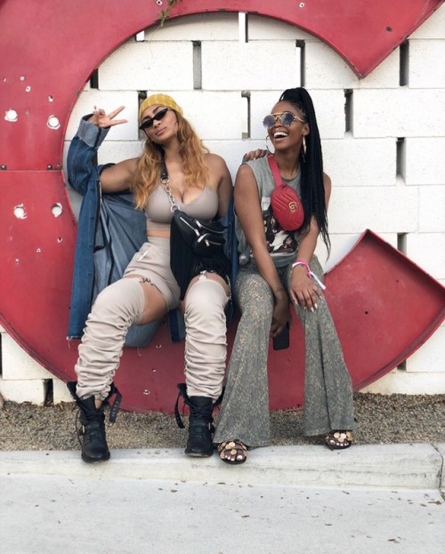 nafessawilliams Last min trips to #Coachella with @shellystyles @toityme ✌. Outfit: @saturdaydreamin