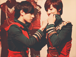 mochiilover:    Boyfriend OTPs :  ↳ Minwoo looking at Kwangmin’s chest(?) 