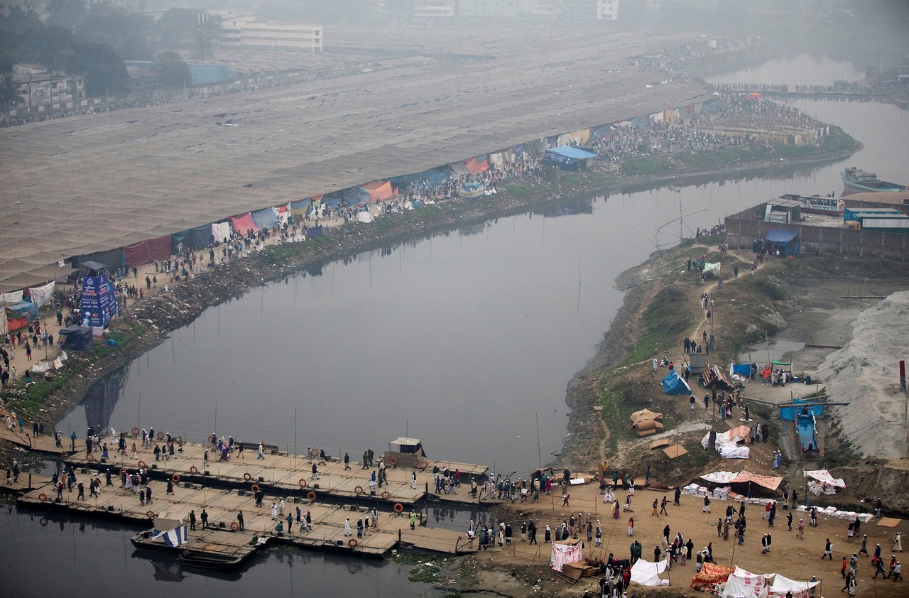 DEVOTOS MUSULMANES. Bangladesh, alrededor de un millón de musulmanes regresan a su casa en trenes de inmersión después de asistir a las oraciones finales de la segunda congregación musulmana más grande en las orillas del río Turag, en Dhaka,...