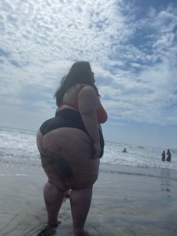 bigcutiegigi:I can never get enough of being at the beach. Just want to sit near