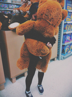 My boyfriend needs to by me a giant teddy bear!