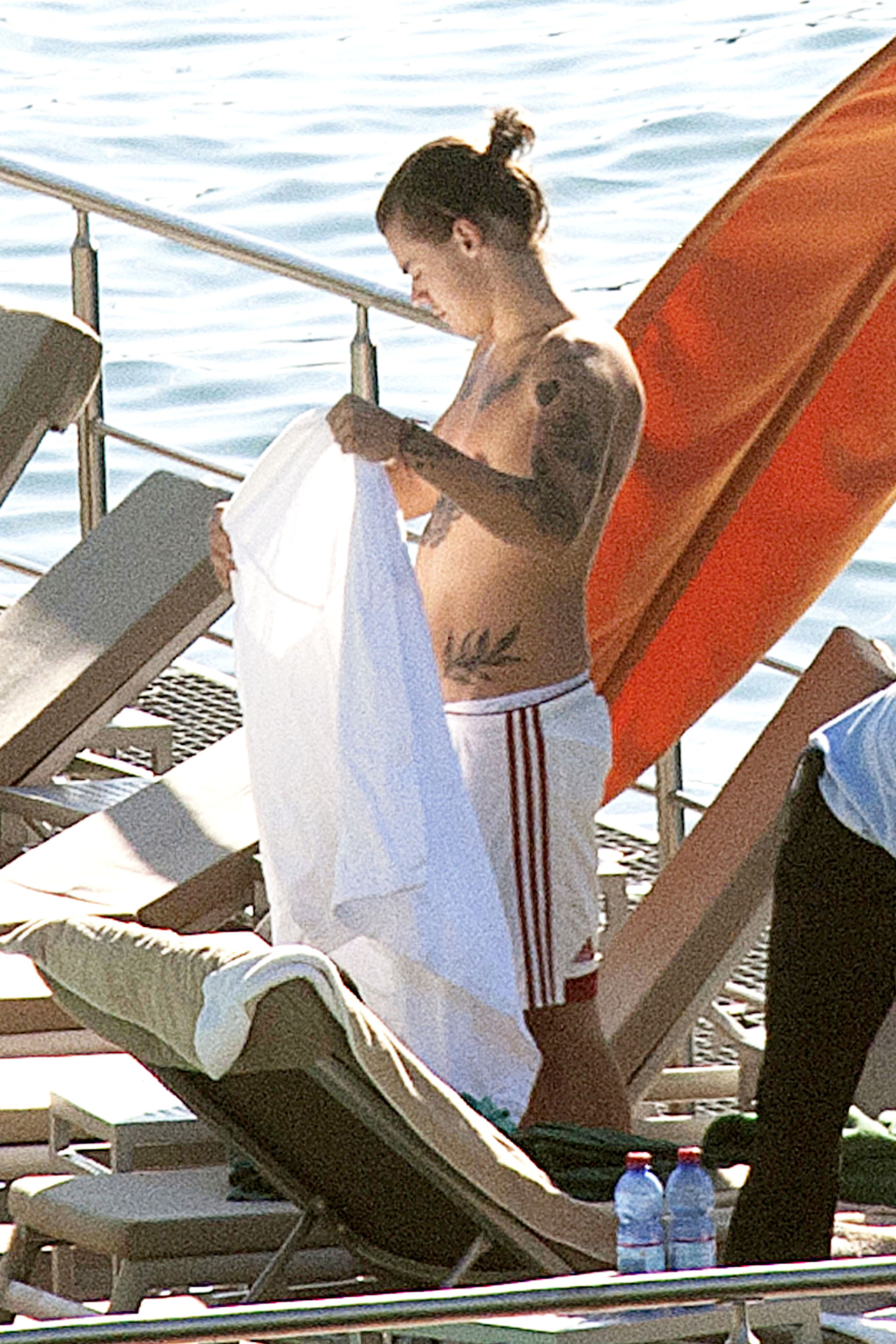 direct-news:  HQ’s - Harry unwinds with a relaxing day by the pool in Lake Como,