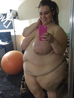 overweight-provocative-xxx:  Amateur fat