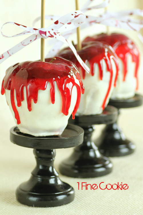 DIY Bloody Candy Apple Recipe and Tutorial from 1 Fine Cookie. These apples are dipped in white choc