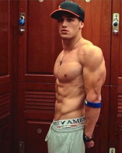 collegejocksuk:  Ripped in American Eagle