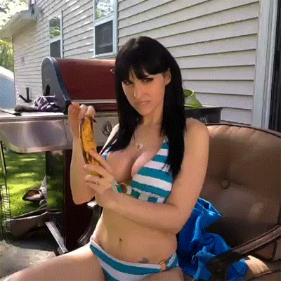 trappyfeet2:  eyeswoaface:  This perfect woman eating a banana.