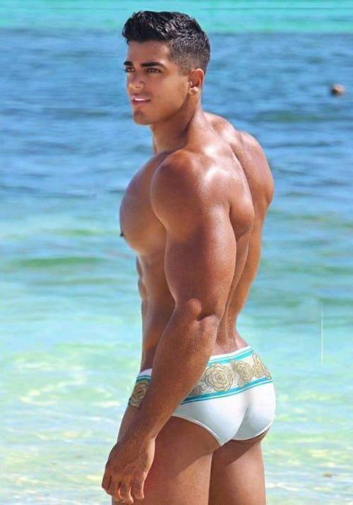 nymuscledad: Being both an ass-man, and a face-man, I don’t know where to look first!