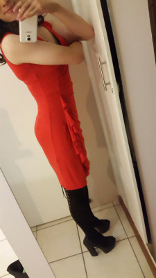 shesuspects:  bouncyamy: A cute red dress plus some stockings. And a smile!  “Mididress Monday”