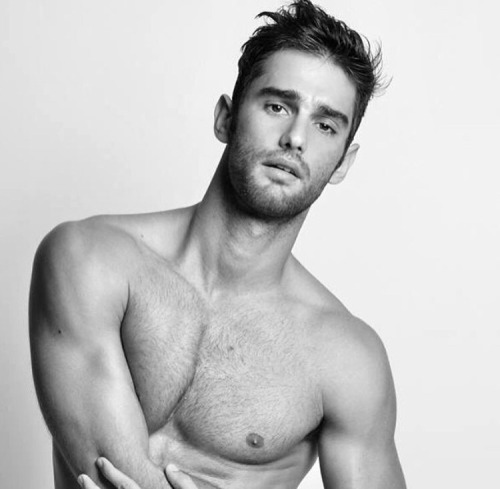 jezebelsboys:  💕JEZEBEL’S HUNK OF THE DAY💕  Love love love 😍😍   Instagram: Ricardo Baldin  Follow Me:JEZEBEL’S BOYS 💕