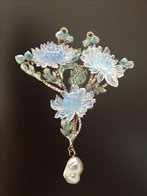 treasures-and-beauty:René Lalique. Chrysanthemum Pendant ca 1900. Gold, enamel, glass, Diamond, baro