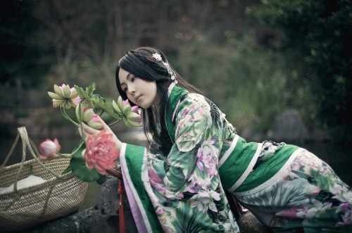 ziseviolet:Hanfu (han chinese clothing) photoset via 老妖_Choco