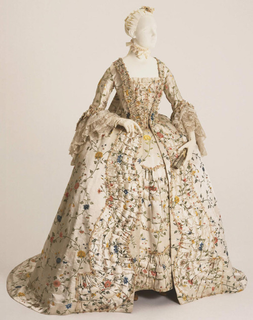 philamuseum: Fashion Friday: Flower Power As the Museum’s encyclopedic costume and textiles co