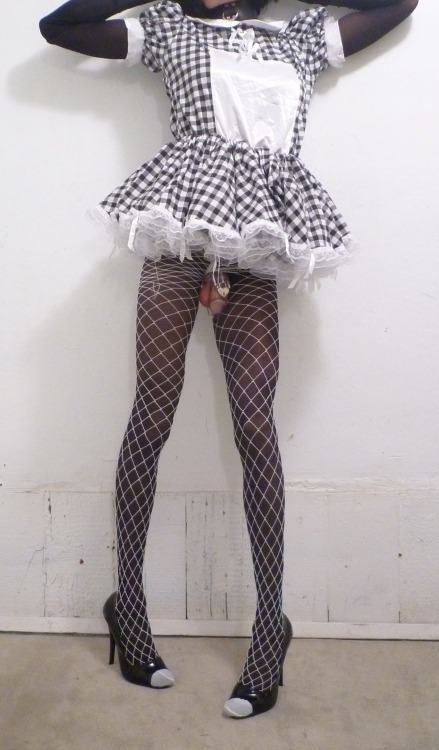 bottomboibelow:  Pretty in black & white - super slutty and sexy. And I love the way the tips of her shoes go with the webbing of her stockings. Such a nice touch! 