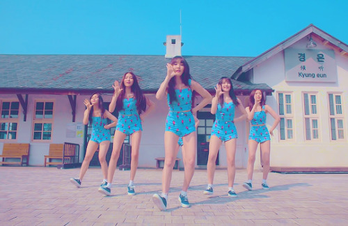 parksooyoung:  “a heart fluttering moment,when rain drops fellwithout warning.we held hands and ran.on top of the messy flower road,i’m with you.”  ― gfriend “love whisper” (2017)