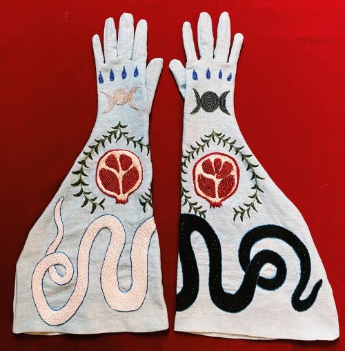 sosuperawesome:Embroidered GlovesTessa Perlow on Etsy 