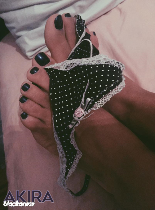 akirablackanese: feet and worn panties just bullying @kurumipantyhose​ a bit and making her wis