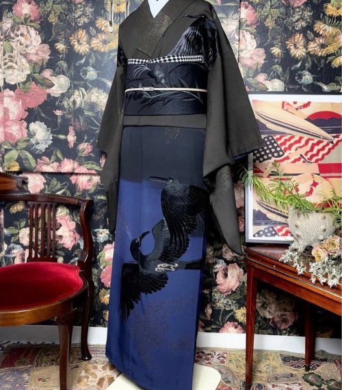 tanuki-kimono: @todayintokyo!!!!!! AAAAAAAAAAHHHHHHHHHH for this breathtaking crow themed antique ki