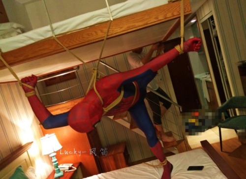 grownupboywonder: thesidekink:  fengdi2017:  飞翔的蜘蛛侠  Awesome spidey suspension bondage   Not how Spider is used to dangling from a web, I’m sure! I’d love to give something like this a try sometime. 