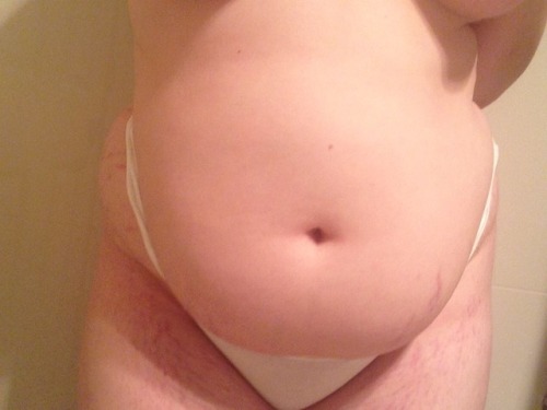ch-vbby: I’m so fat I’m bursting out of my panties