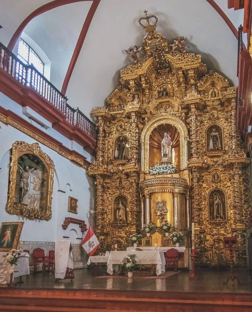 El retablo mayor de la iglesia del Carmen, labrado en 1759 por el maestro ensamblador Fernando Colla