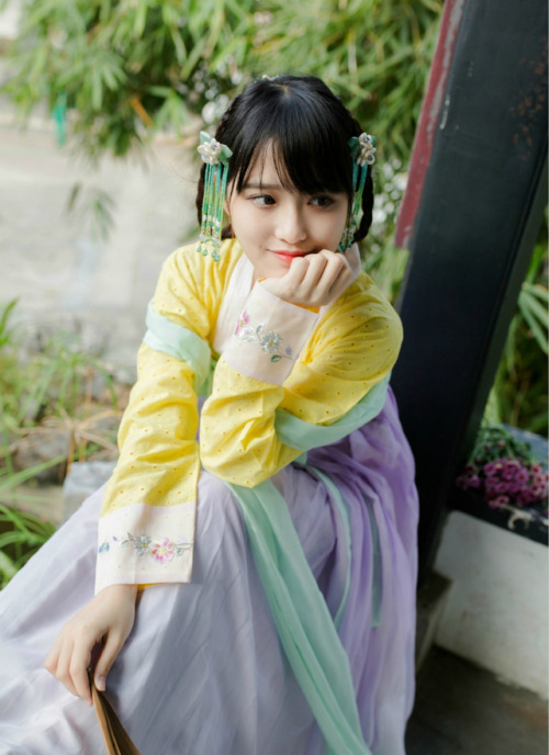 Traditional Chinese hanfu | Tang dynasty fashion by 浅画青杏