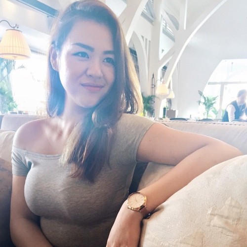 thenewsingaporegirl:Second set. Just look! She’s like the perfect package! She got the boobs, 