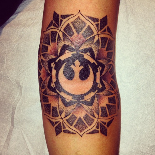 fuckyeahtattoos:  Star Wars Mandala - Balance of the Force Done at Okey Doke in Toronto by Alex Snelgrove. 