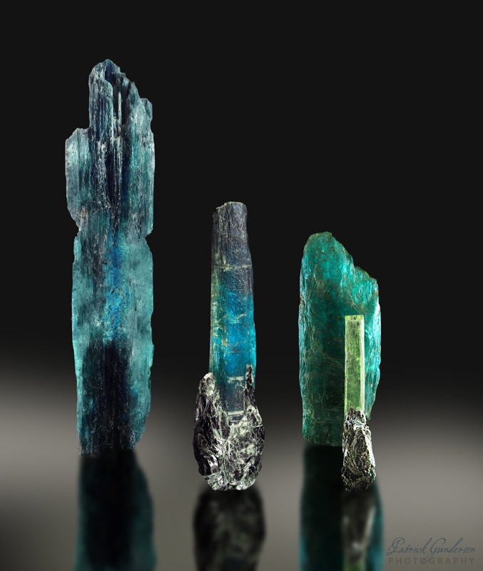 oathovoblivion:mineralia:Kyanite from Australiaby Patrick Gundersen  Yassss