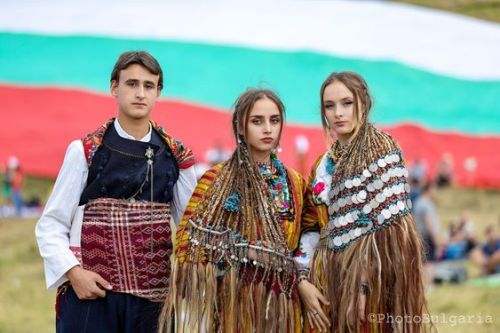 zvetenze:Traditional hairstyles from the Pomak village of Startsevo in the Smolyan region, by Anika 