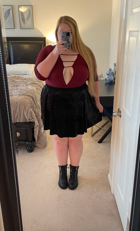 perfectly-punzel2:last night’s look 💖*see adult photos