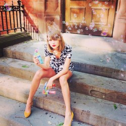 taylorswift:  Front stoops. #WelcomeToNewYork