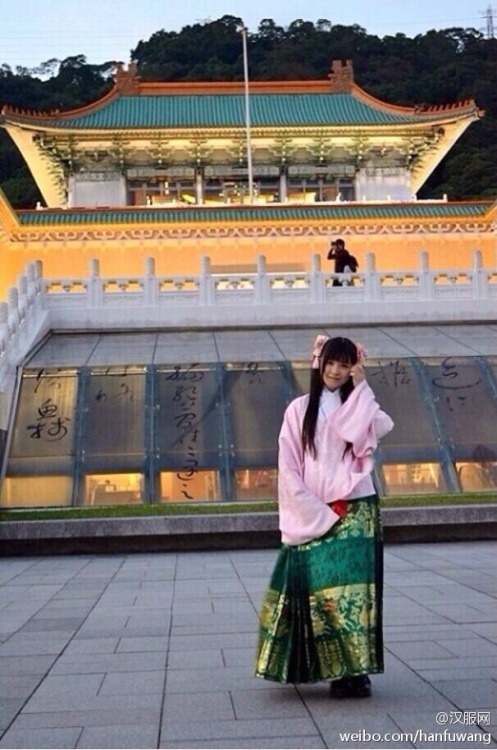 fuckyeahchinesefashion: traveling the world in hanfu