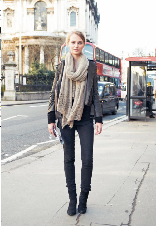 Black blazer with jeans outfits