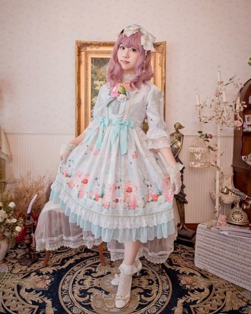 lolita-figlia: 像洋娃娃般的甜美動人 可愛的水兒好讓人動心 Camille in Love OP+KC Oversea：goo.gl/uymHdP 蝦皮：